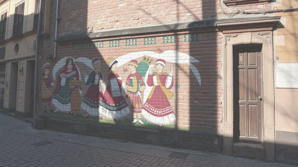 W jaki sposób murale nawiązują do lokalnej historii i kultury?