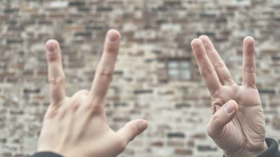 Co oznaczają dwa palce w kształcie litery V? Historia i symbolika